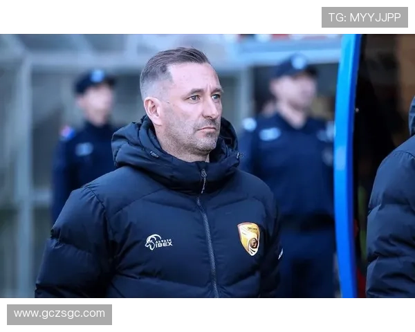 冬窗转会期球队不出售主力球员专注引进年轻新星